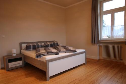 Postel nebo postele na pokoji v ubytování Ferienwohnung Altes Pfarrhaus Bargen