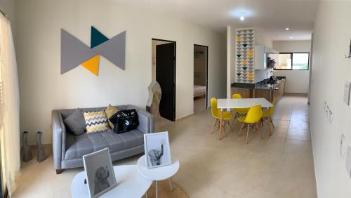 een woonkamer met een bank en een tafel bij YellowSub apartments in Cancun
