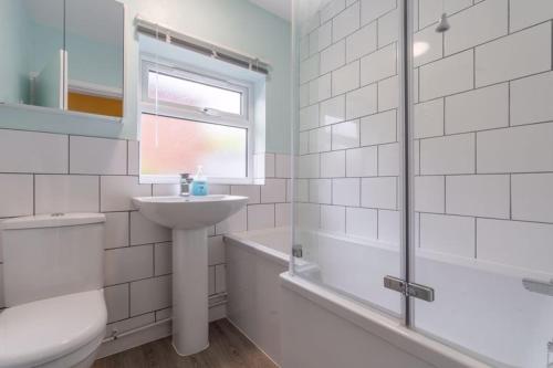 a bathroom with a sink and a toilet and a shower at Wellington Beauty Telford - 4 long term n families sleep comfortably in Wellington