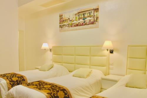 una camera d'albergo con due letti e un dipinto sul muro di Hotel 900 Toscana a Firenze