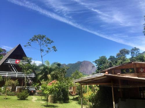 a view of a village with a mountain in the background at Recanto Suíço in Lumiar