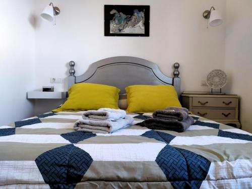 een slaapkamer met een bed met handdoeken erop bij Cómodo estudio en el norte de Tenerife in Sauzal