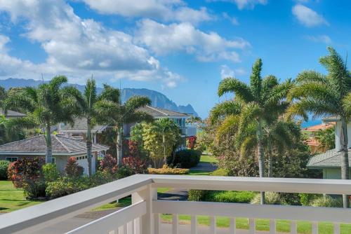 uma vista a partir da varanda de uma casa com palmeiras em Makana Pool House home em Princeville