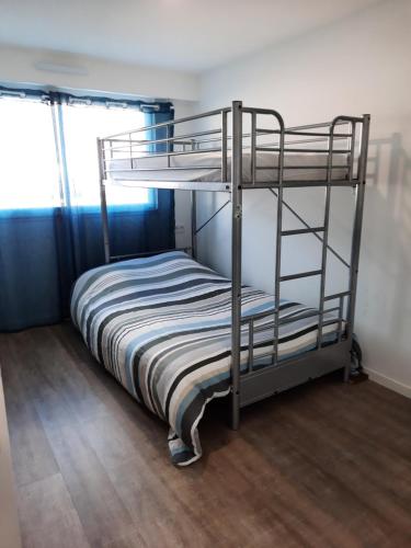 a bunk bed in a room with a bunk bedutenewayangering at Magnifique appartement face à la mer !! Résidence Charmette in Saint-Hilaire-de-Riez