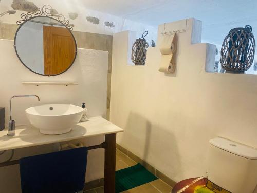 uma casa de banho com um lavatório e um espelho num balcão em Esencia&Alma em El Charco