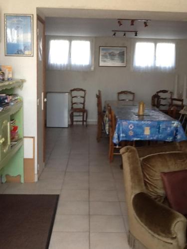 un salon avec une table et une salle à manger dans l'établissement Gîtes du Ménez-Hom, à Plomodiern