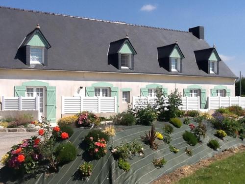 a building with a bunch of flowers in front of it at Gîtes du Ménez-Hom in Plomodiern