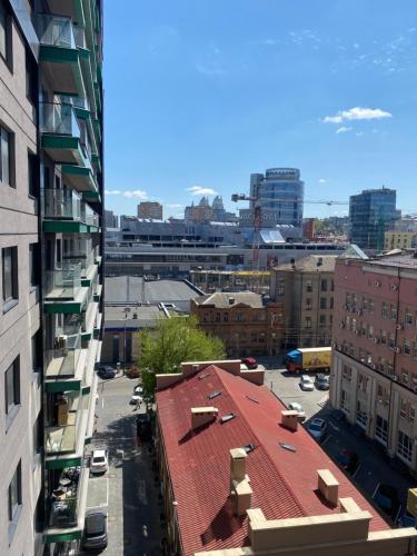 een uitzicht op de stad vanuit een gebouw bij Modern Classic 2 bedroom apartment near Most City in Dnipro