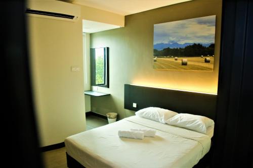 A bed or beds in a room at PADI PADI HOTEL