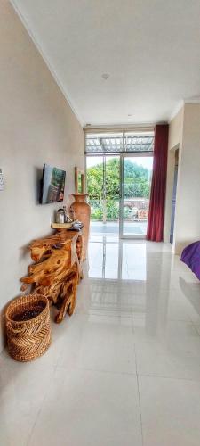 Телевизор и/или развлекательный центр в Summerfield Homestay and Cafe