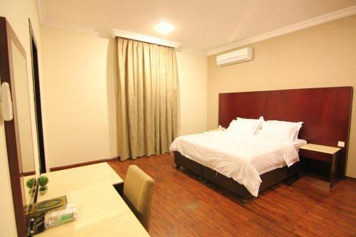 Cama o camas de una habitación en Flora Hotel Suites