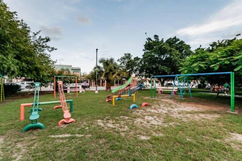 un parque infantil con un montón de equipos de juegos en un parque en BELL ESTUDIO EN EL CENTRO Y CORAZÓN DE CANCUN, en Cancún