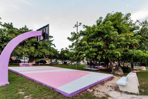 a pink basketball hoop in a park with trees at Hermoso DEPARTAMENTO En El Centro Y Corazon DE CANCUN in Cancún