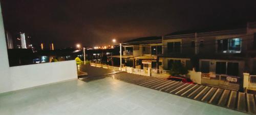 イポーにあるIPOH staycationの夜の建物屋上の景色