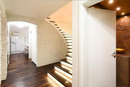 Gambar di galeri bagi Villa Maelynn Opatija with Heated Pool and Sea View di Rubeši