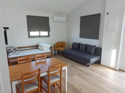 een woonkamer met een tafel en een bank bij בזלת וגיר in Avnei Eitan