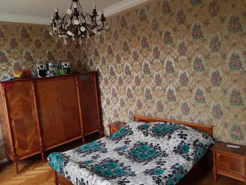 Un dormitorio con una cama y una cómoda. en Shirim Guesthouse, en Zugdidi