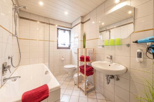 ゲスヴァインシュタインにあるZweck's Ferienwohnungのバスルーム(バスタブ、洗面台、トイレ付)