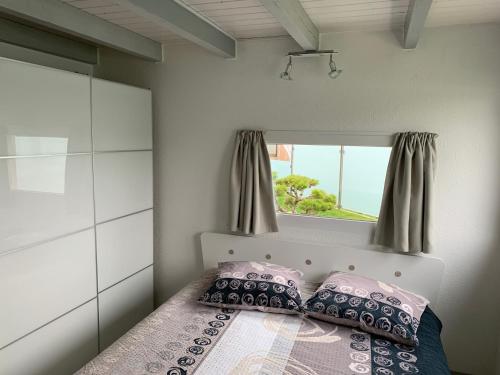um quarto com uma cama e uma janela grande em Bed and Breakfast La Petite Thielle em Cressier