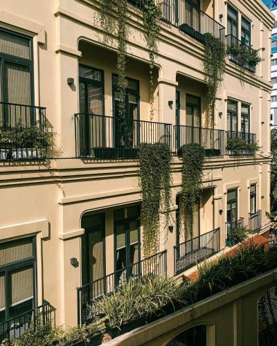 プノンペンにあるLa Chronique Hotelの側面に植物が植えられた建物