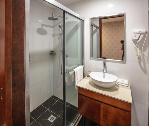 a bathroom with a sink and a shower at Megaboom City Hotel in Sydney