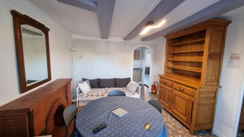 een kamer met een tafel en een bank erin bij Le 3 Rue de Fontenay in Marmagne