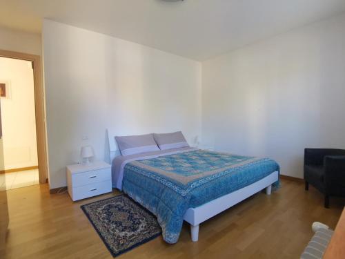 - une petite chambre avec un lit et une table de nuit dans l'établissement Cà Maria - Appartamento con Giardino, à San Polo di Piave