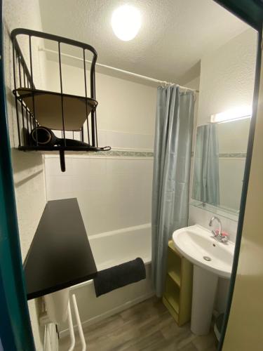 ein Bad mit einem Waschbecken, einem WC und einer Dusche in der Unterkunft Appartement aux pieds des pistes ! in Les Angles