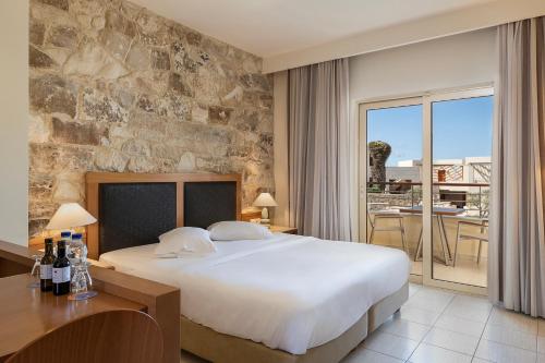 Gulta vai gultas numurā naktsmītnē Cretan Dream Resort & Spa