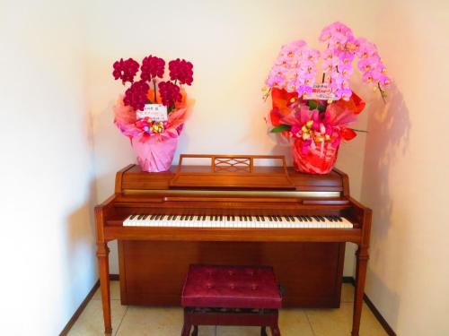 a piano with flowers on top of it at Ao-Ao-Hotel - Vacation STAY 29367v in Nago