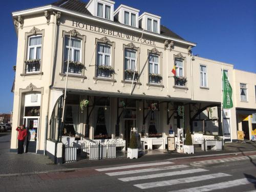 a building on the corner of a street at Hotel de Blauwe Vogel in Bergen op Zoom