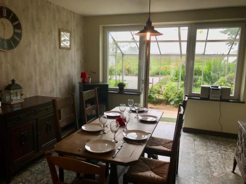 una mesa de comedor con copas de vino. en Gîte aux prés de mon père, en Vresse-sur-Semois