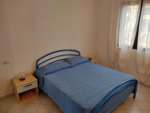 A bed or beds in a room at Appartamento a La Caletta
