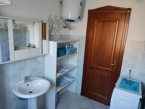 A bathroom at Appartamento a La Caletta