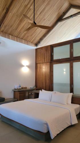 a bedroom with a large white bed in a room at Arachchi Heritage in Anuradhapura