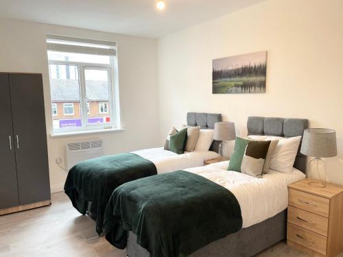 Un pat sau paturi într-o cameră la BEST PRICE - Superb Southampton City Apartments, Single Beds or King Size & Sofabed - AMAZING location close to MAYFLOWER THEATRE FREE PARKING