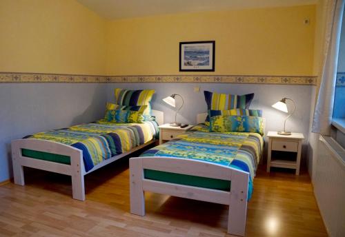 HemmoorにあるOstetalのベッド2台が隣同士に設置された部屋です。