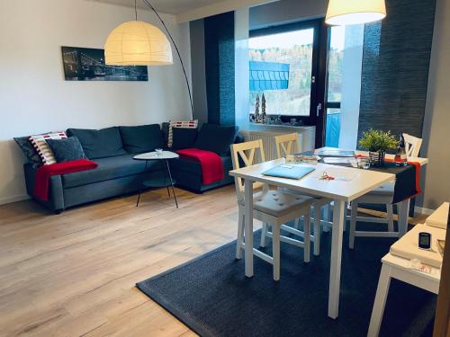 sala de estar con sofá y mesa en Ferienwohnung Augenblick, en Medebach