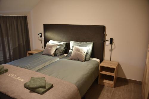 Ένα ή περισσότερα κρεβάτια σε δωμάτιο στο Rochehaut, Les Semoiselles, Villa Isabelle