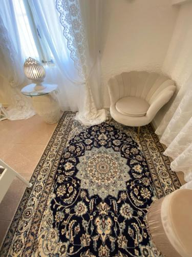 Zimmer mit einem WC und einem Teppich auf dem Boden in der Unterkunft Andrew'S home - Luisanna in Torre Pali 