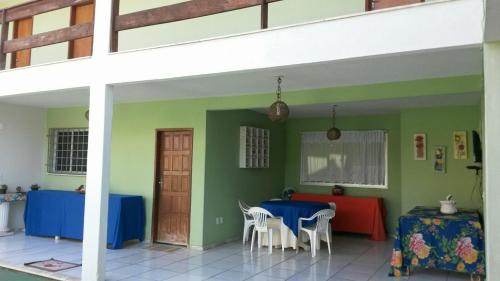 Cette chambre dispose d'une terrasse avec une table et des chaises. dans l'établissement Aquarela Suítes, à Piúma