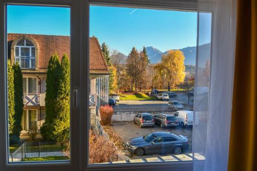 une fenêtre avec vue sur un parking dans l'établissement Motel55 - nettes Hotel mit Self Check-In in Villach, Warmbad, à Villach
