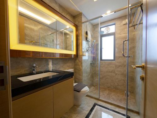 Ванна кімната в Netflix SmartTV CitySeaview & HighFloor at R&F Mall