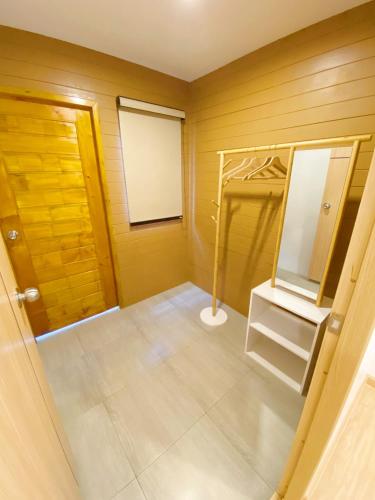 a room with a mirror and a dressing room at Sea Bear Resort ซีแบร์รีสอร์ต in Ko Phayam