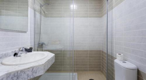 ein Badezimmer mit Waschbecken und Glasdusche in der Unterkunft DeLuxe Apt. 110qm+Terrasse 60qm Pool WIFI Golf Yachthafen in San Miguel de Abona