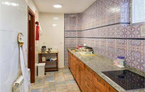 Dapur atau dapur kecil di Nice Home In Quintana Del Castillo With Kitchenette