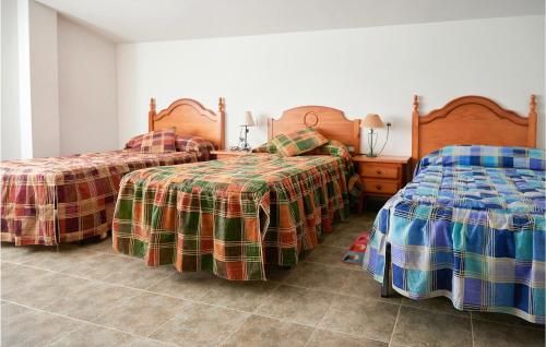 En eller flere senger på et rom på Gorgeous Home In Quintana Del Castillo With Wifi