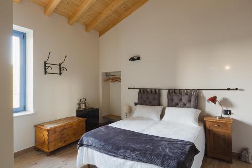 sypialnia z dużym łóżkiem i oknem w obiekcie Corte Mira w mieście Lonato