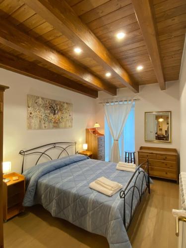 a bedroom with a bed and a wooden ceiling at Holiday Home Falchetta in Palena