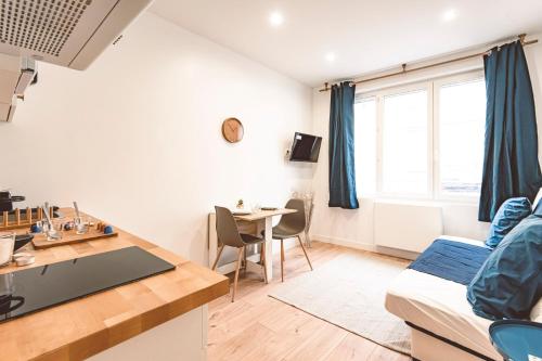 サン・クエンティンにあるPlancy Beds St-Quentinのキッチン、リビングルームが備わる小さなアパートメントです。